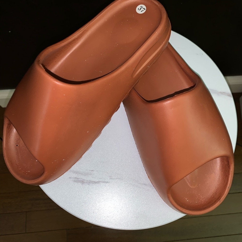 New Yeezy inspired foam slides. Size 37 EU…